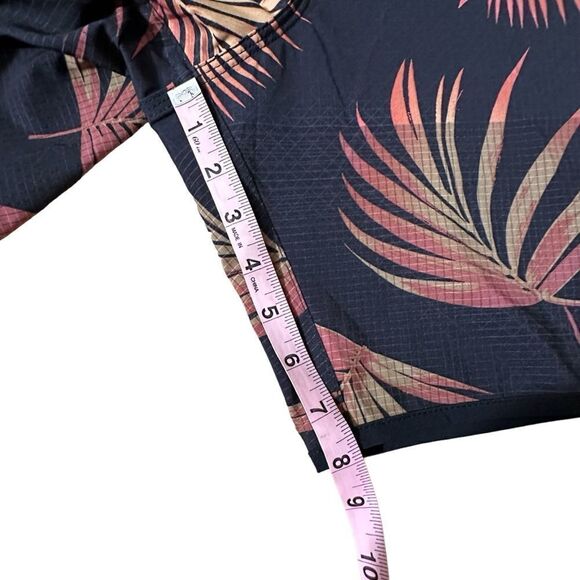 Quiksilver Highline ~ Mens Boardshorts ~ size 38 ~ black with leaf print - Picture 12 of 12